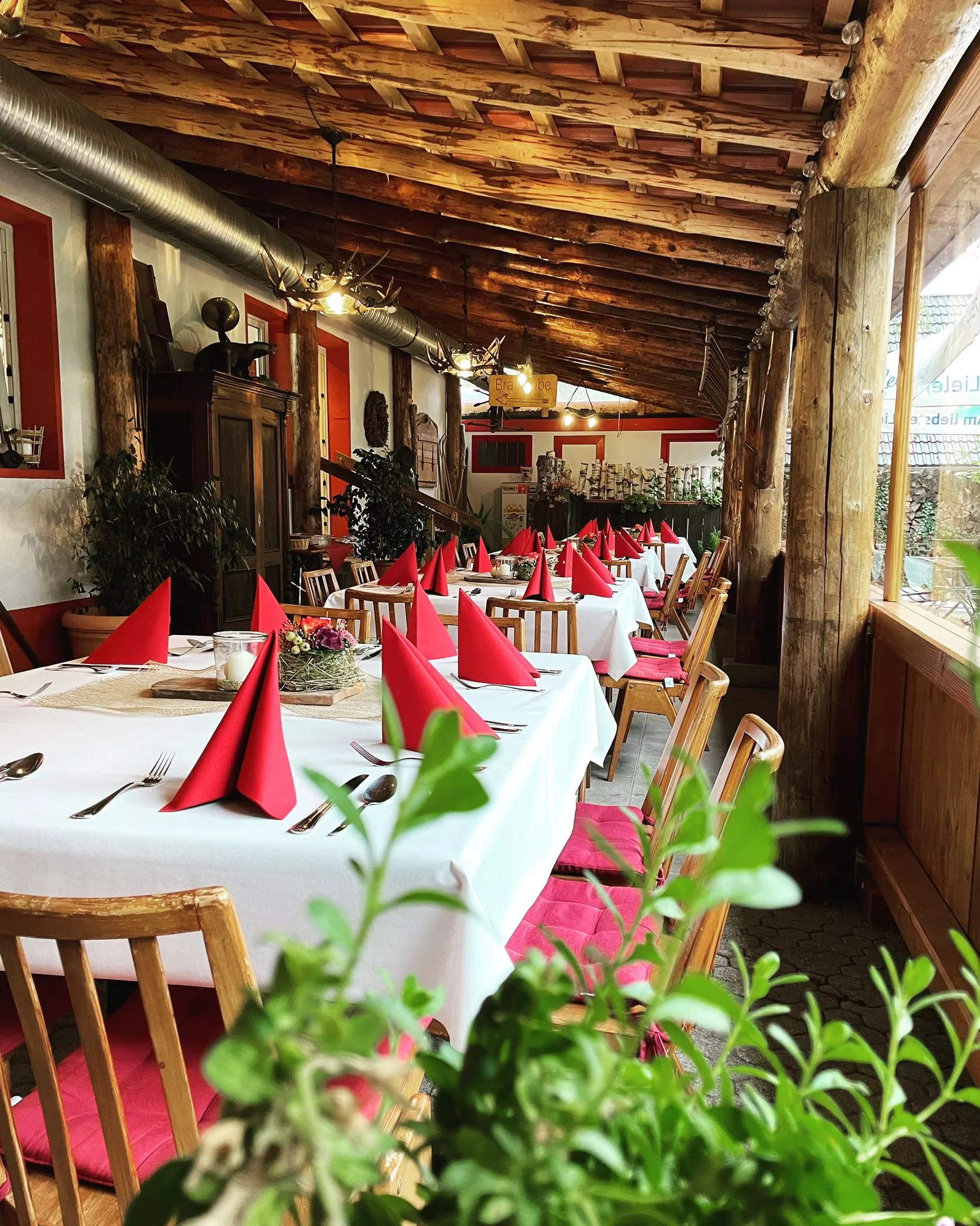 Biergarten - eingedeckt für eine Gesellschaft