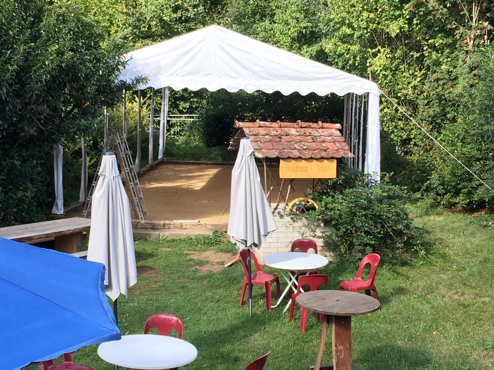 Überdachter Boule Platz im Biergarten